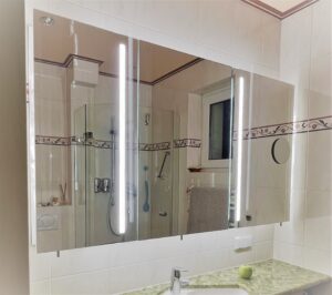 Design-Spiegelschrank über Waschtisch