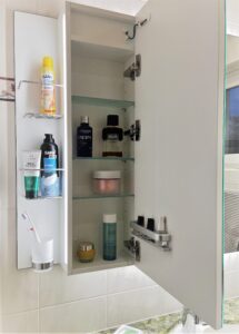 Design-Spiegelschrank über Waschtisch