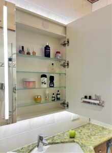 Design-Spiegelschrank über Waschtisch