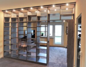 Design-Bibliotheksregal als Raumteiler beidseitig nutzbar mit Lichteffekt