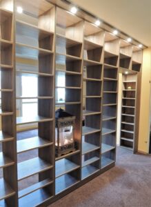 Design-Bibliotheksregal als Raumteiler beidseitig nutzbar mit Lichteffekt